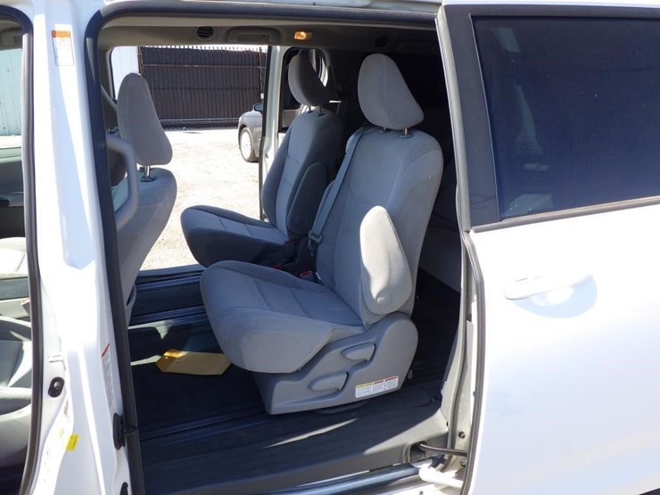 2018-toyota-sienna-image-7
