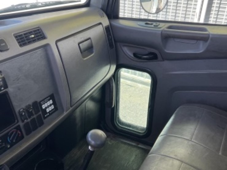 2011-peterbilt-337-image-30
