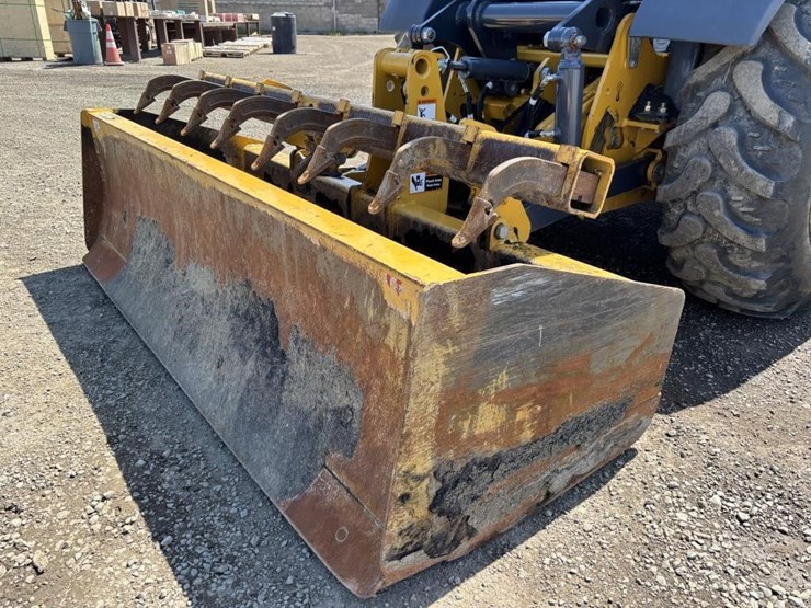 2021-deere-210l-image-17