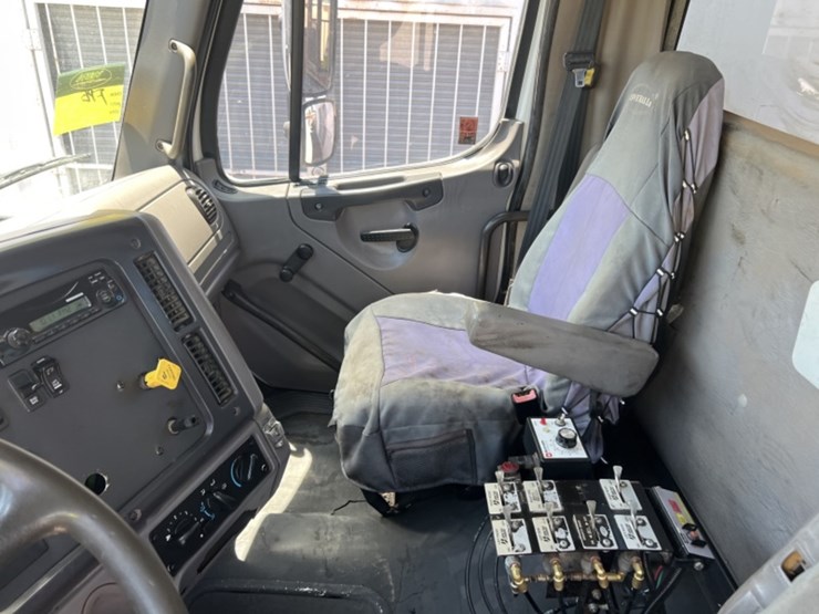 2012-freightliner-m2-image-29