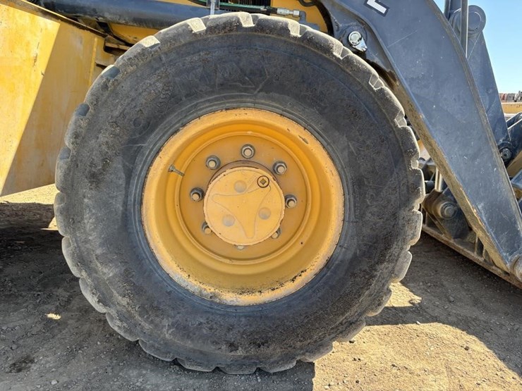 2020-deere-410l-image-29