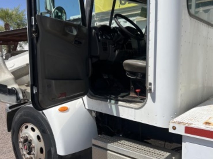 2011-peterbilt-337-image-33