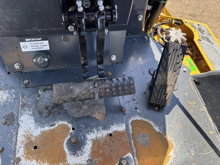 2021-deere-210l-image-38