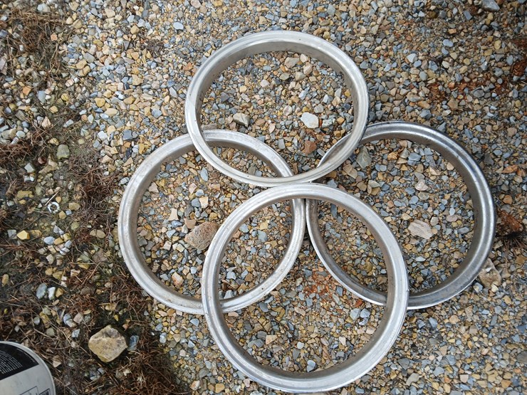 #20780-•-16"-gmc-wheel-rings-&-caps-image-6