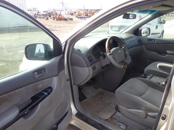 2005-toyota-sienna-image-5