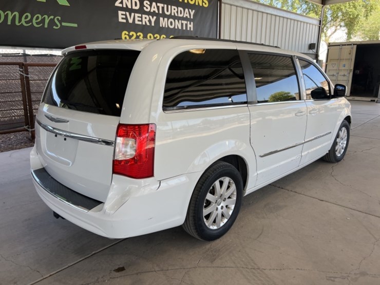 2014-chrysler-town-&-country-image-7
