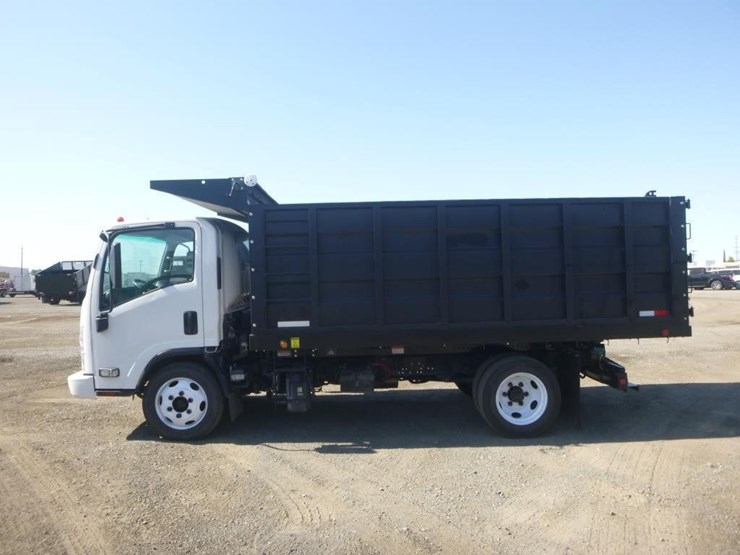 2017-isuzu-nqr-image-5