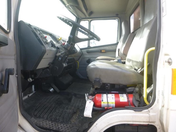 2001-freightliner-fl70-image-12