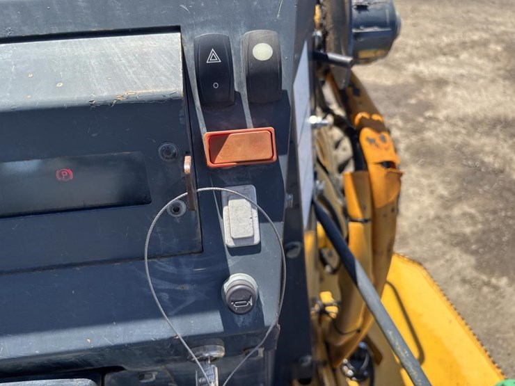 2014-deere-210k-image-36