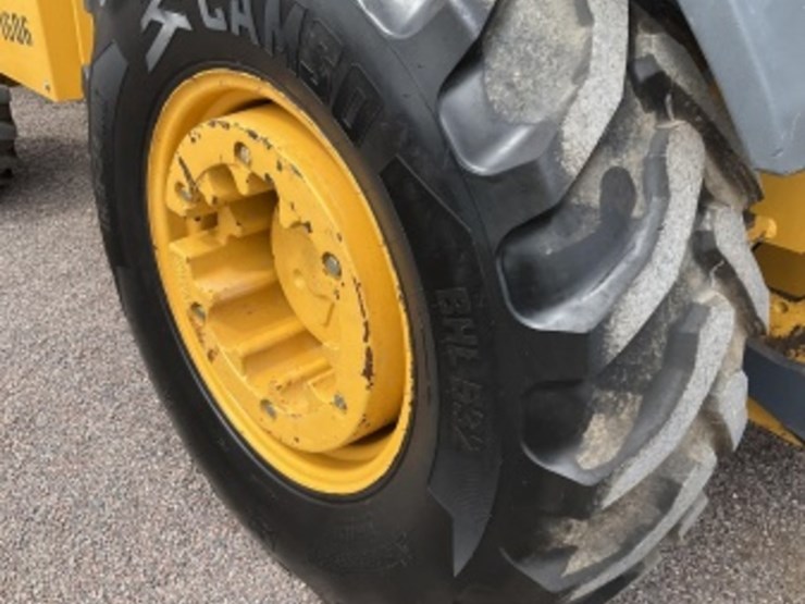 2016-deere-210l-image-9