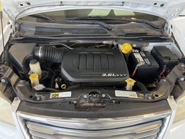 2014-chrysler-town-&-country-image-13