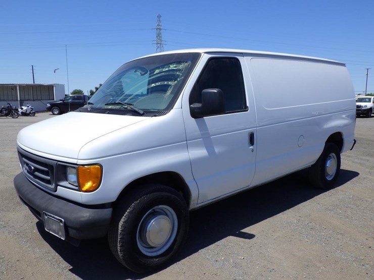 2004-ford-econoline-350-image-2