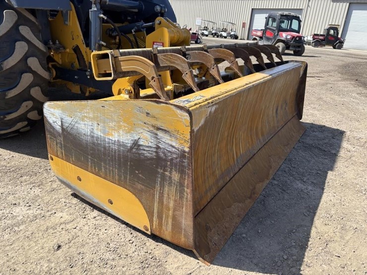 2019-deere-210l-image-18