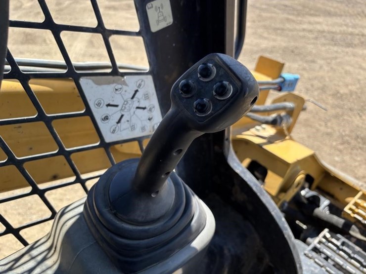 2018-caterpillar-262d-image-24