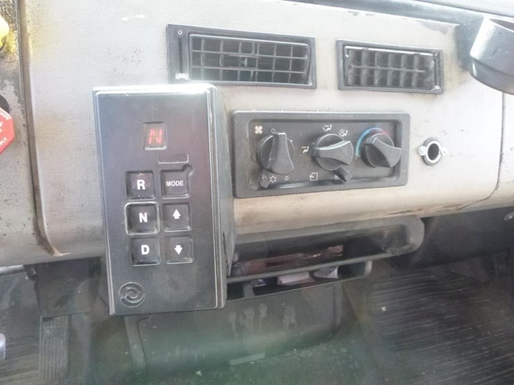 2001-freightliner-fl70-image-14