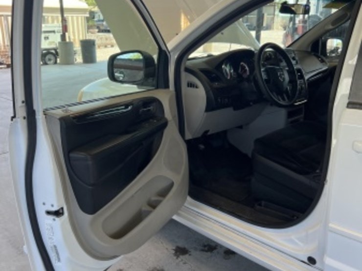 2014-dodge-grand-caravan-image-21