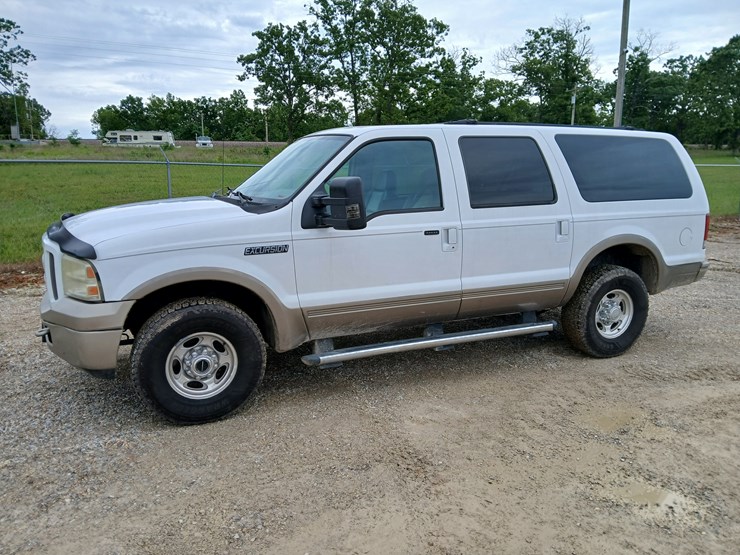 2005-ford-excursion-image-2