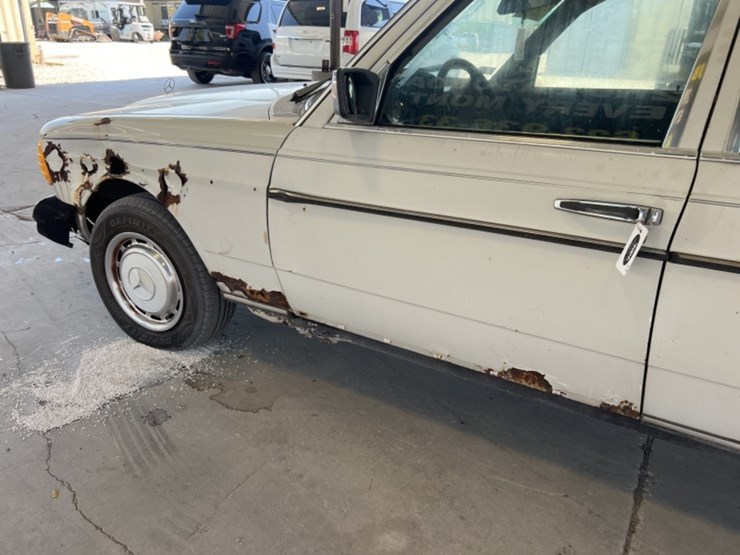 1978-mercedes-300d-sdn-image-12