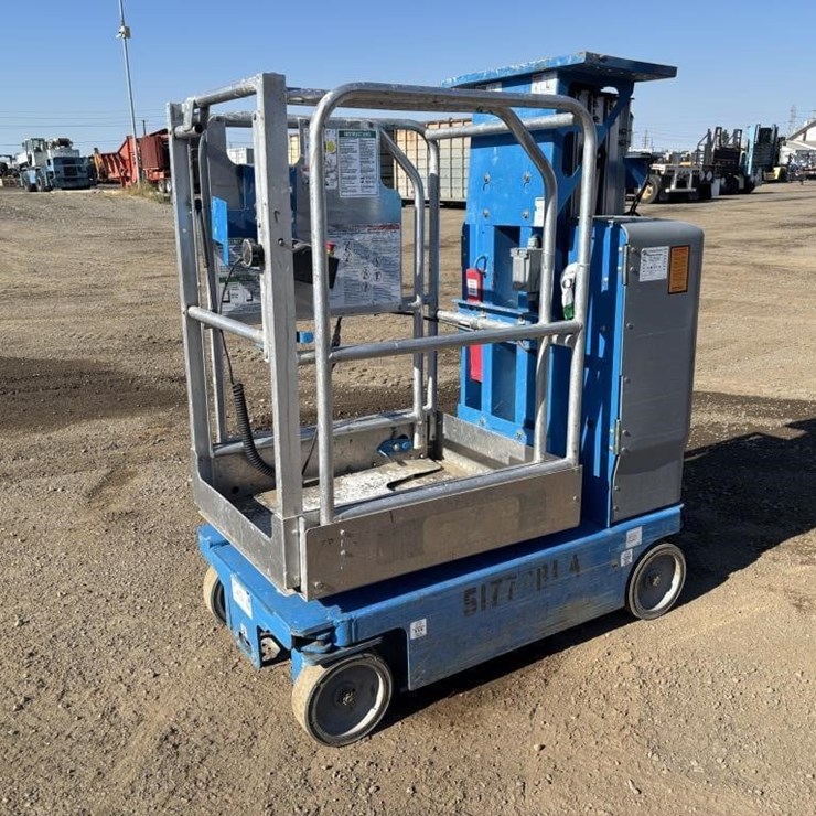 2017 GENIE GR12