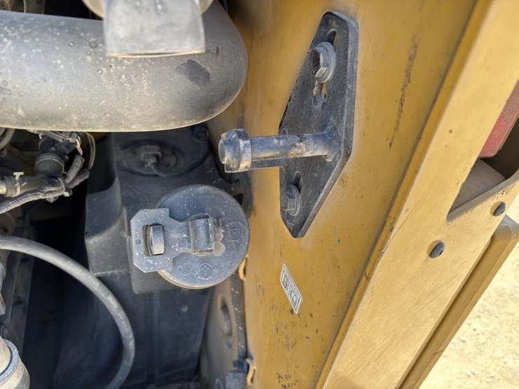 2018-caterpillar-262d-image-40