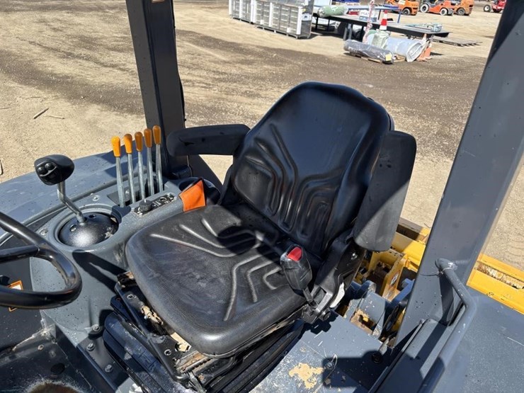 2019-deere-210l-image-30