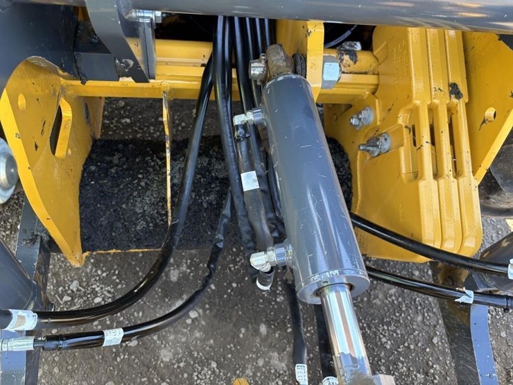 2021-deere-210l-image-21