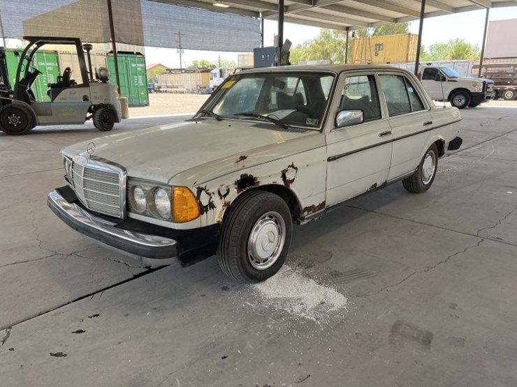 1978-mercedes-300d-sdn-image-4