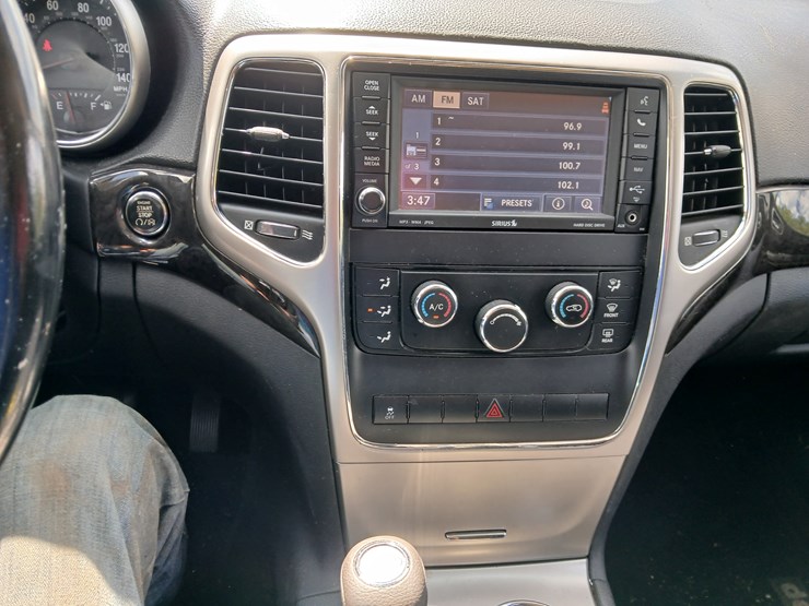 2011-jeep-grand-cherokee-image-24