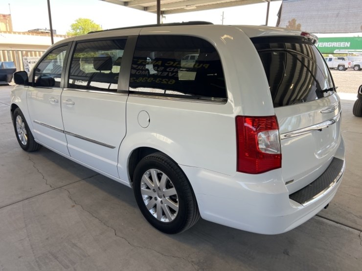 2014-chrysler-town-&-country-image-5