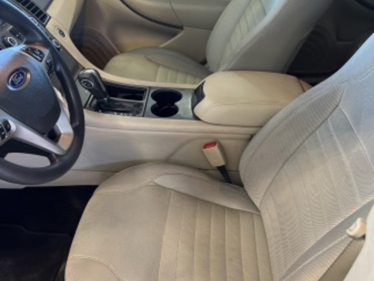 2013-ford-taurus-se-sdn-image-19