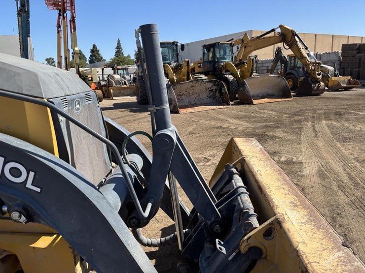 2020-deere-410l-image-15