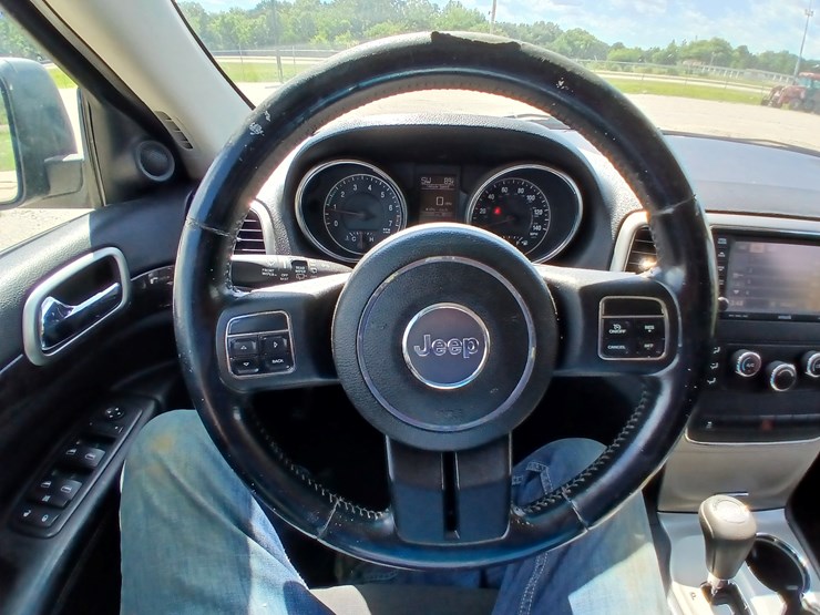 2011-jeep-grand-cherokee-image-32