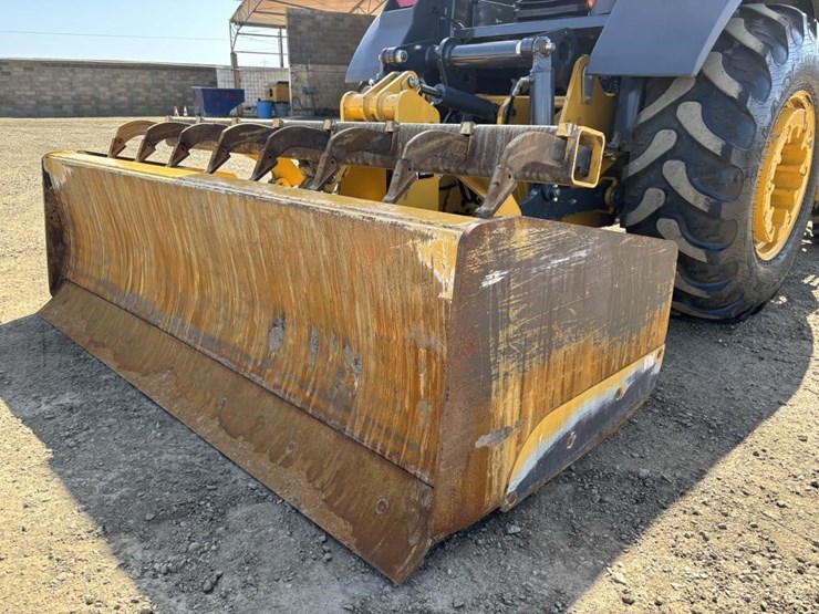 2019-deere-210l-image-17