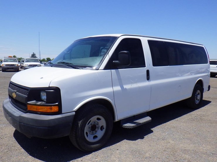 2013-chevrolet-express-3500-image-2