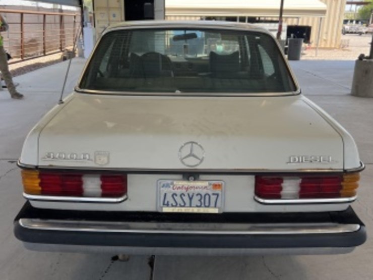 1978-mercedes-300d-sdn-image-6