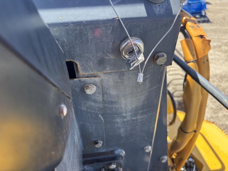 2014-deere-210k-image-37