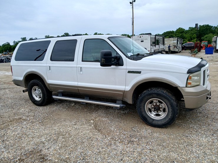 2005-ford-excursion-image-12