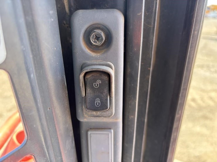 kubota-ssv65-image-28