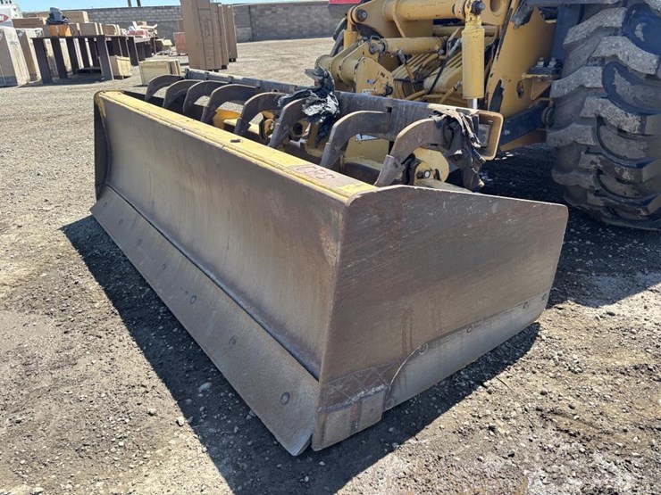 2014-deere-210k-image-17