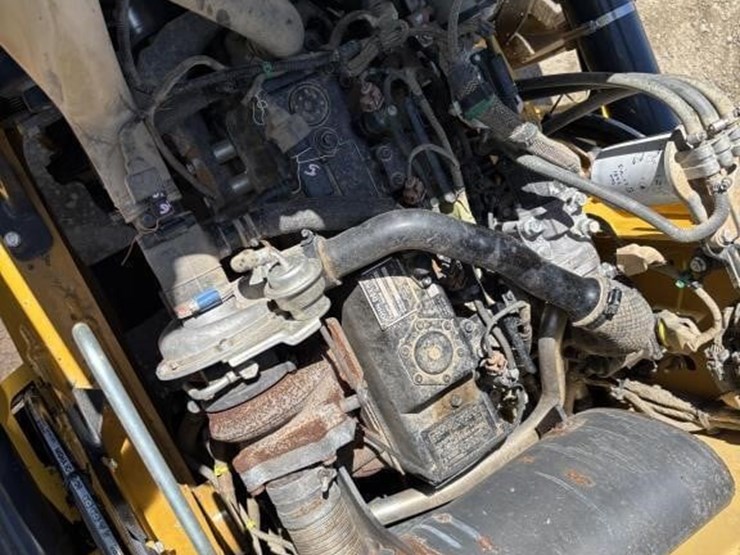 2021-deere-210l-image-41