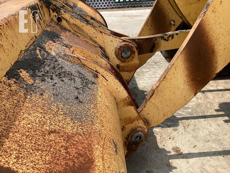 2002-deere-724j-image-9