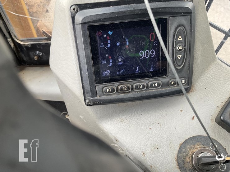 2015-caterpillar-573c-image-14