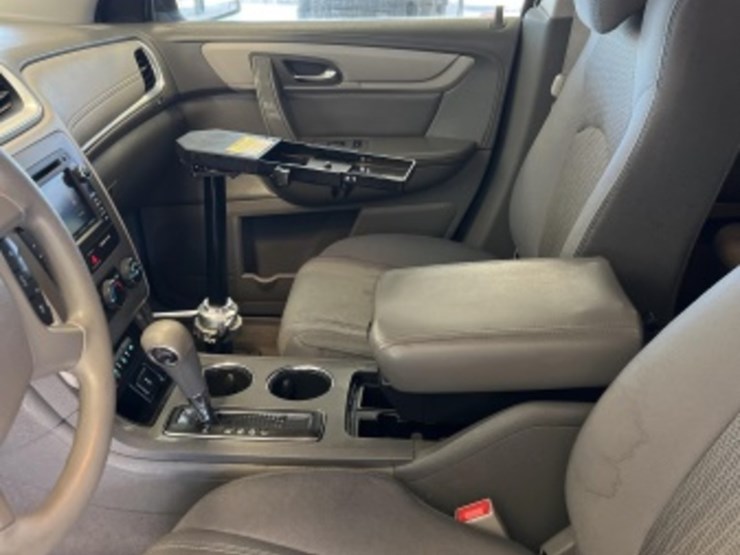 2016-chevrolet-traverse-ls-image-21