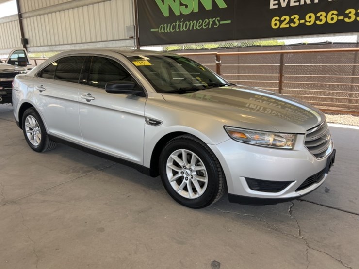 2013-ford-taurus-se-sdn-image-2