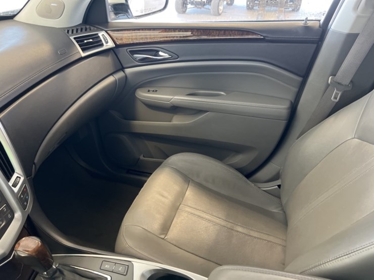 2010-cadillac-srx-image-18
