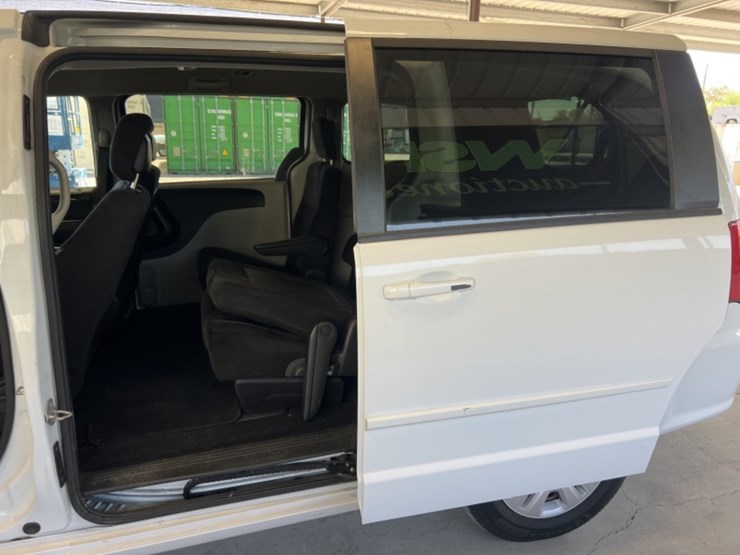 2014-dodge-grand-caravan-image-24