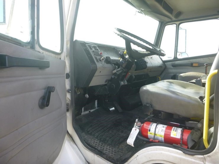 2001-freightliner-fl70-image-11