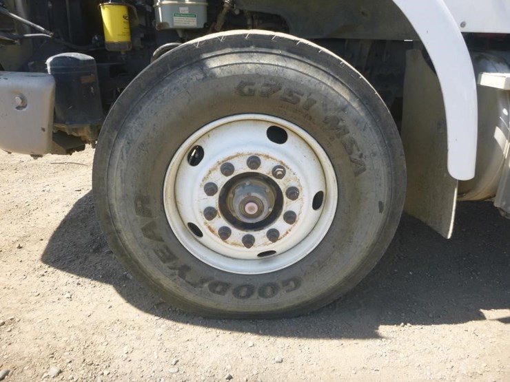 2009-sterling-lt9500-image-22