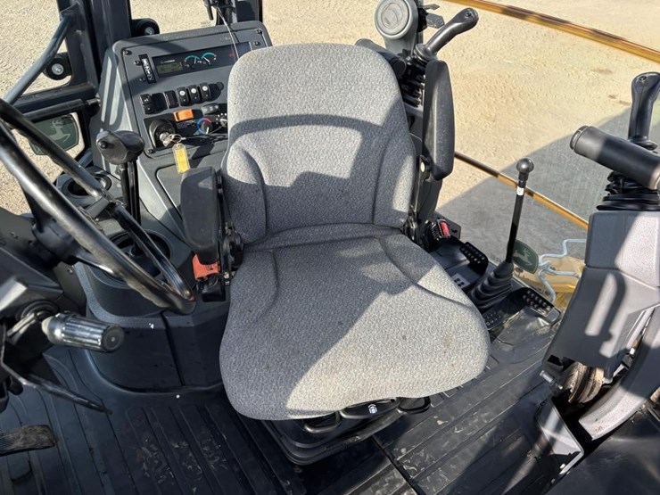 2020-deere-310l-ep-image-34