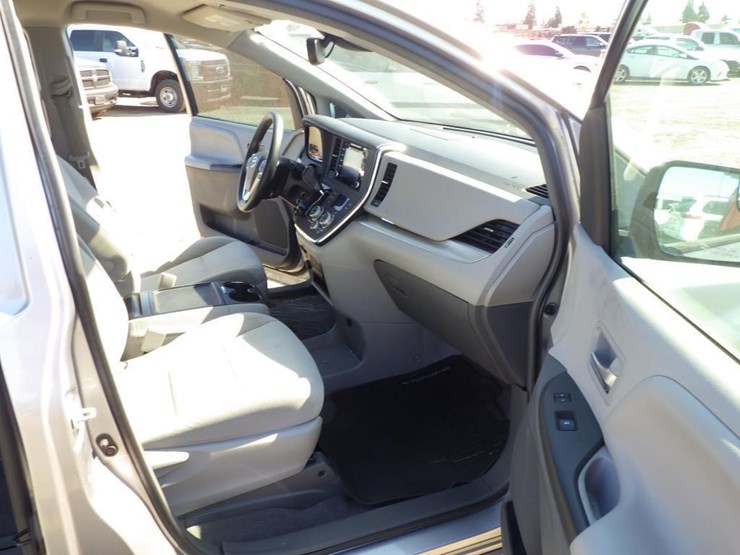 2018-toyota-sienna-image-6